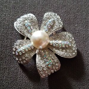 Silver brooch with pearl accent